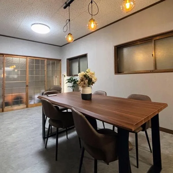 岡山駅徒歩5分!最大9名の一軒家貸し切り, hotel a Okayama