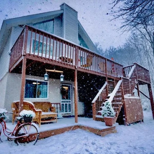 WOW!! Ultimate Pocono Retreat, Hot Tub, Game Room, Fire Pit, Near Lakes & Skiing, Hotel in Blakeslee