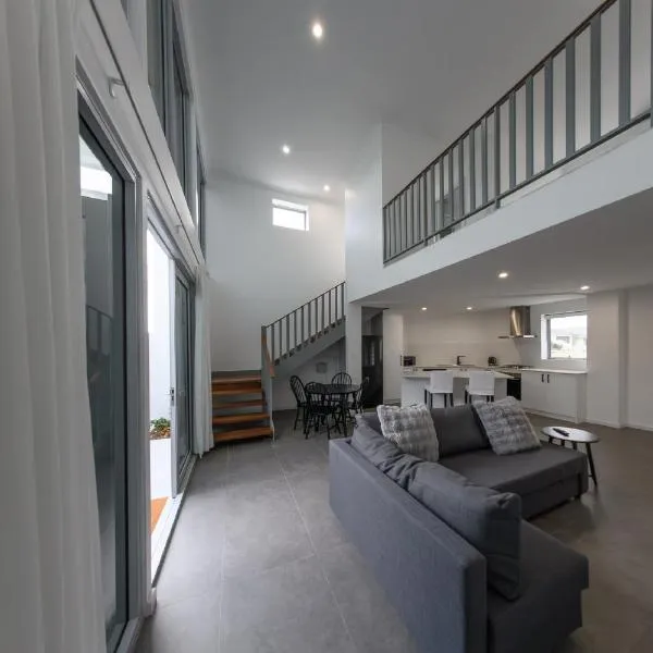 Private Mezzanine Bedroom, Soaring Ceilings, Sleeps 3, Walk to Cafes, 15 min to Bunbury โรงแรมในAustralind