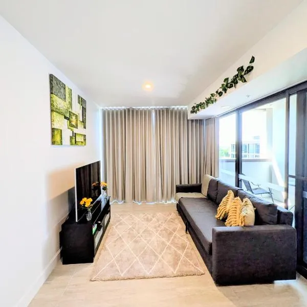 Brand New Cozy City Apartment with Balcony, Free Parking, Gym, Pool and Workspace, hotel u Canberri