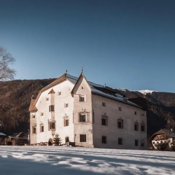 Ansitz Heufler by Norbert Niederkofler, hotell i Oberrasen