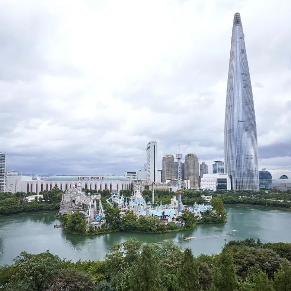 SkyLakeStay - Jamsil Luxury Skyline View Seokchon Lake, Lotte Tower, Lotte World, hotel di Seoul
