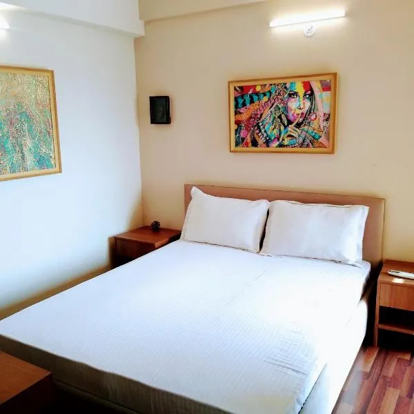 Entire Studio Apt/Suite near Mall/Metro/ExpoMart, hotel in Noida