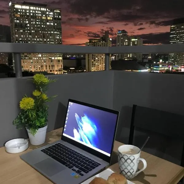 Manhattan Heights Tower-D Staycation in Metro Manila โรงแรมในมะนิลา
