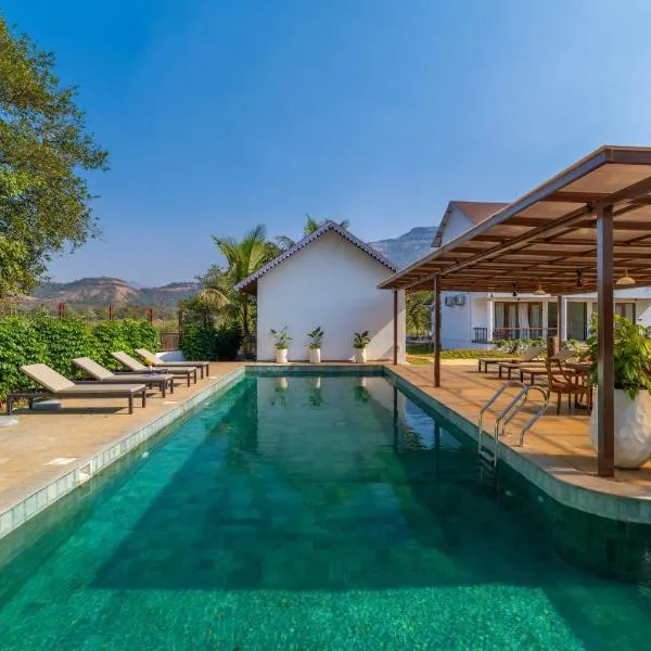 StayVista at Truntum with Jacuzzi, Pool, Lawn, hotel u gradu 'Karjat'