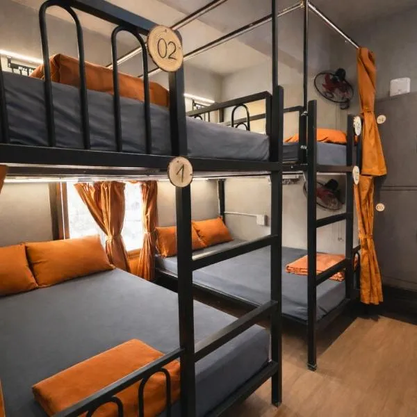FEMALE DORM - 3 mins to Train street - Top Floor Hostel - Big bed, hotel in Hanoi