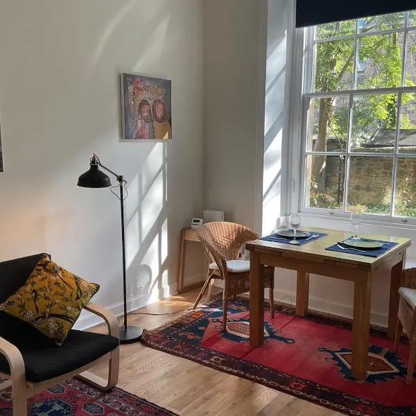 Flat in the heart of Edinburgh، فندق في إدنبرة