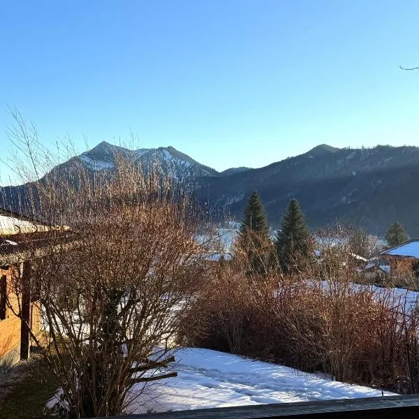 Ruhige Chalets mit Seeblick in zentraler Lage mit frisch renovierter Küche, hotel a Schliersee