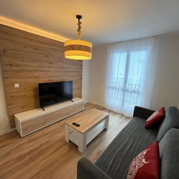 Apartamentos Pirineos Rent, хотел в Канданчу