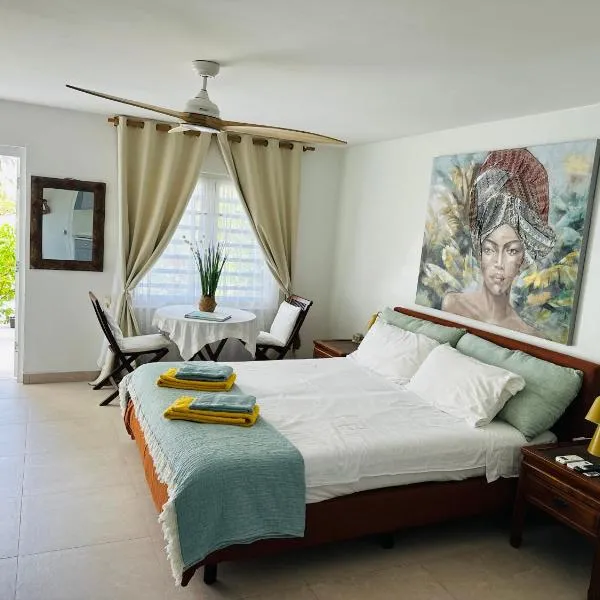 Deja-Blue studio-pool, hotel di Simpson Bay