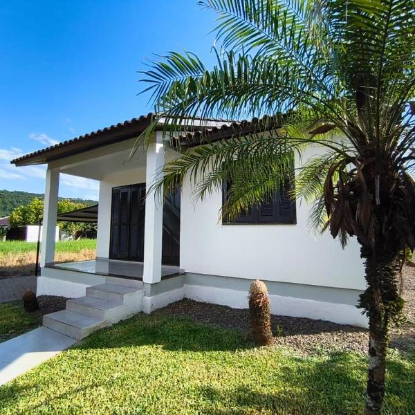 Casa térrea, cercada, na cidade do Cristo