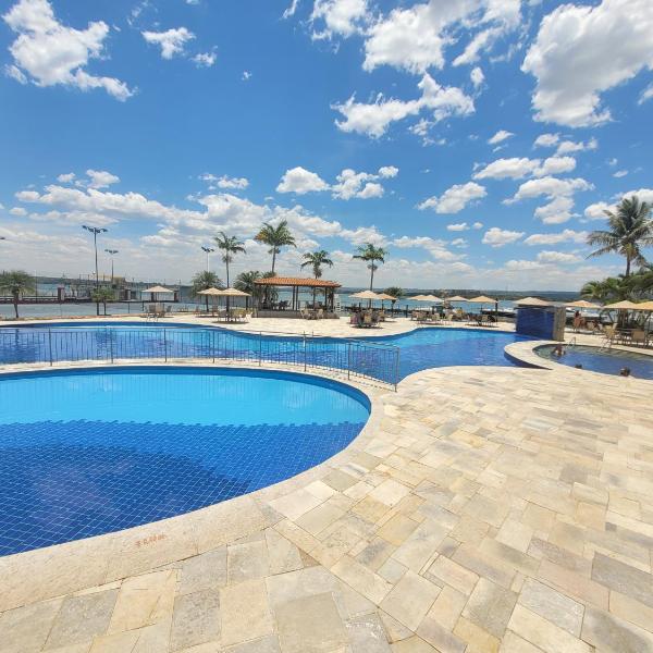 FLATS NO LAKE SIDE, A BEIRA DO LAGO PARANOÁ, COM ACESSO AO LAGO, LOCALIZADO NO SHTN TRECHO 1, COM PISCINA AQUECIDA, ACADEMIA, SAUNA, QUADRAS ESPORTIVAS, RESTAURANTE, LANCHONETE, FARMÁCIA, VAGA DE GARAGEM, RECEPÇÃO 24HS, WI-FI, SMART TV By REI DOS FLATS