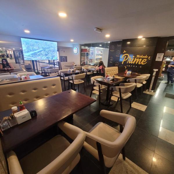 FLATS NO LAKE SIDE, A BEIRA DO LAGO PARANOÁ, COM ACESSO AO LAGO, LOCALIZADO NO SHTN TRECHO 1, COM PISCINA AQUECIDA, ACADEMIA, SAUNA, QUADRAS ESPORTIVAS, RESTAURANTE, LANCHONETE, FARMÁCIA, VAGA DE GARAGEM, RECEPÇÃO 24HS, WI-FI, SMART TV By REI DOS FLATS - Foto 2