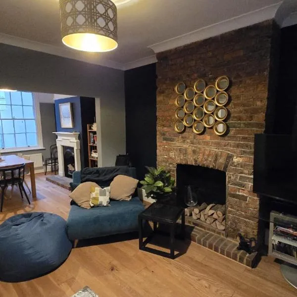 Seaside 4 bed terraced house, hotel in Hastings