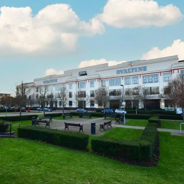 Luxury 2 bed canal side apartment near Kings Langley station & Warner Brother Studios, hotel in Kings Langley