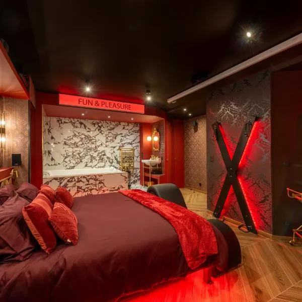 Suite Cabaret - Love room spa & cinéma privatifs - piscine, hotell i Roquebrune-sur Argens