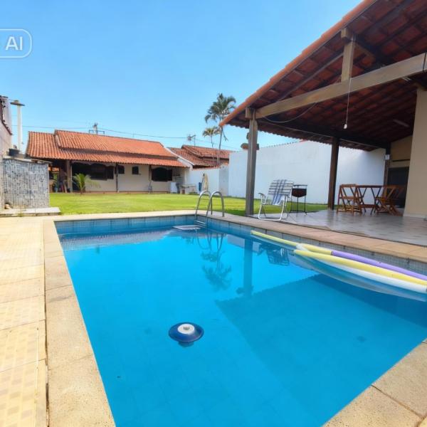 Casa com Piscina, amplo gramado, 2 quadras da praia