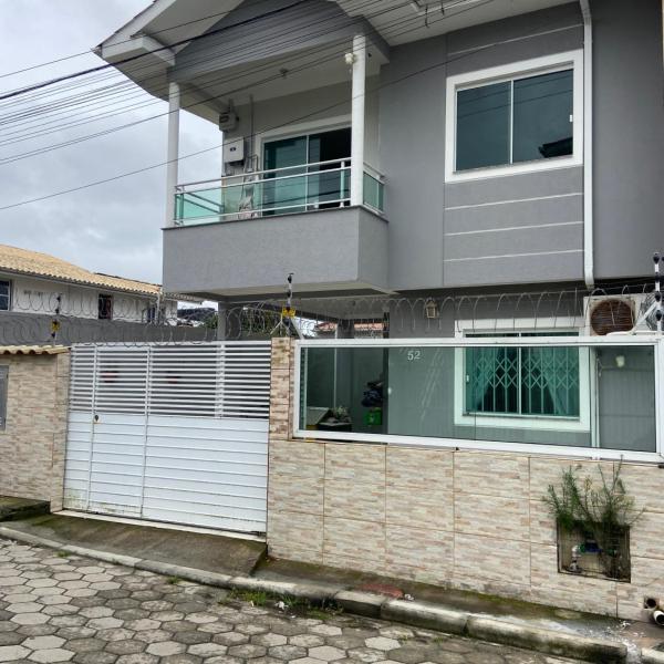 Casa 800 metros da praia de ingleses, três quartos