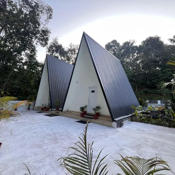 AURACREST HAVEN A-Frame Cottages and Deluxe Rooms、ムンナルのホテル