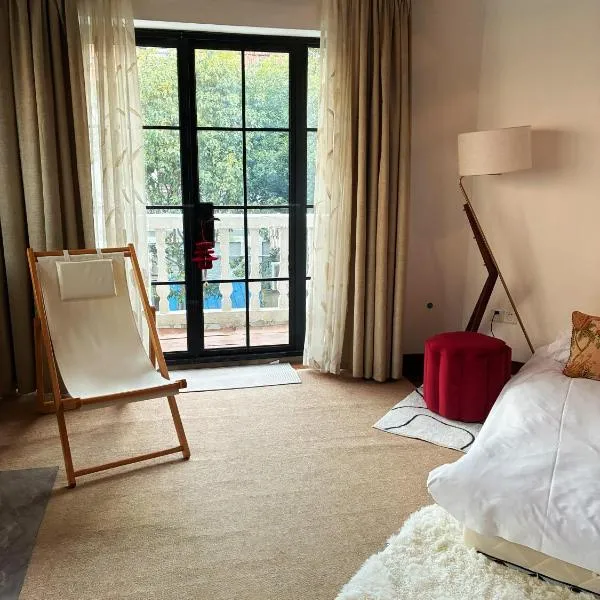 Shanghai Historical Forest Cabin loft With Balcony at second floor near middle Huaihai road, hotel a Xangai