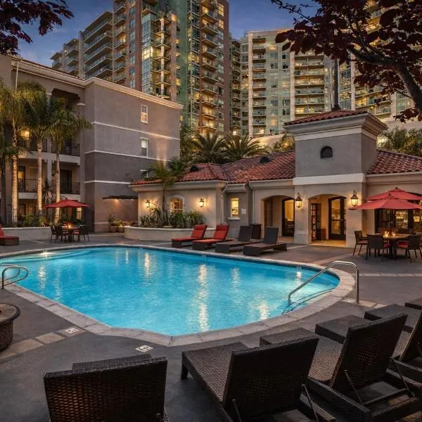 Modern 1 & 2 Bedroom Apartments Near Venice & MDR with Pool Gym & Cinema, hotel in Los Angeles