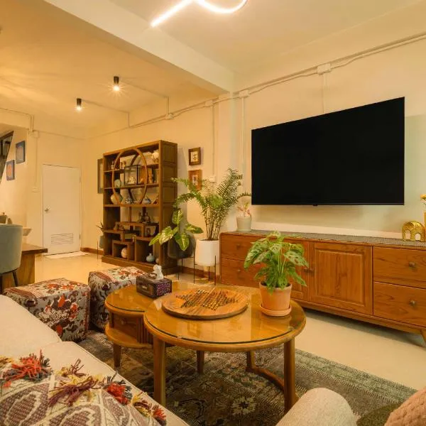 Oasis Thai Teak Home in Sathorn, hotel em Banguecoque