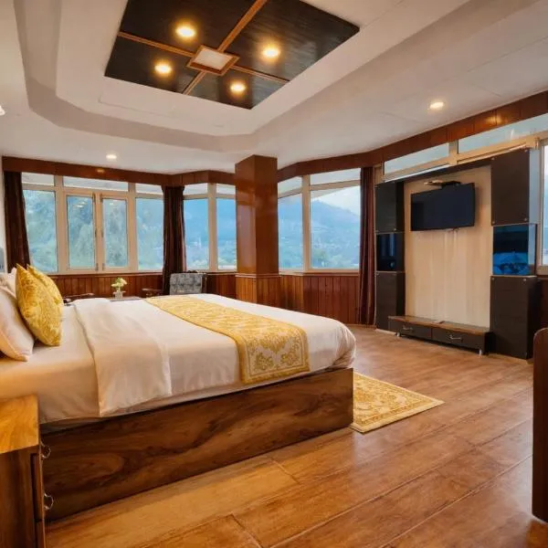 Hotel Out Town Manali !! Near Mall Road ! Parking ! lift ! Best Family Hotel, hotel en Manali