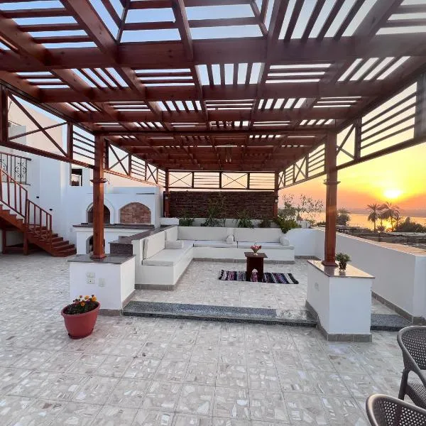Maat apartment Luxury Upper Floor Apartment with Private Rooftop Near Hilton Luxor with Jacuzzi BBQ and Panoramic Seating Areas, Hotel in Luxor