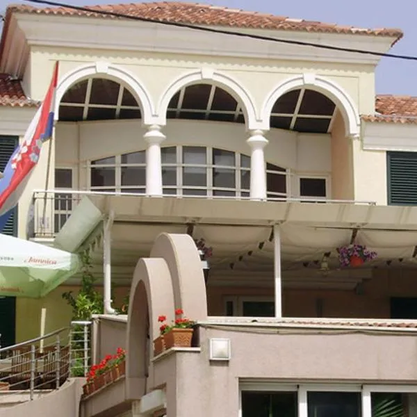 Room and Apartment Perlica, hotel Klisben
