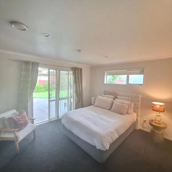 Private Ensuite Room, hotel di Rolleston