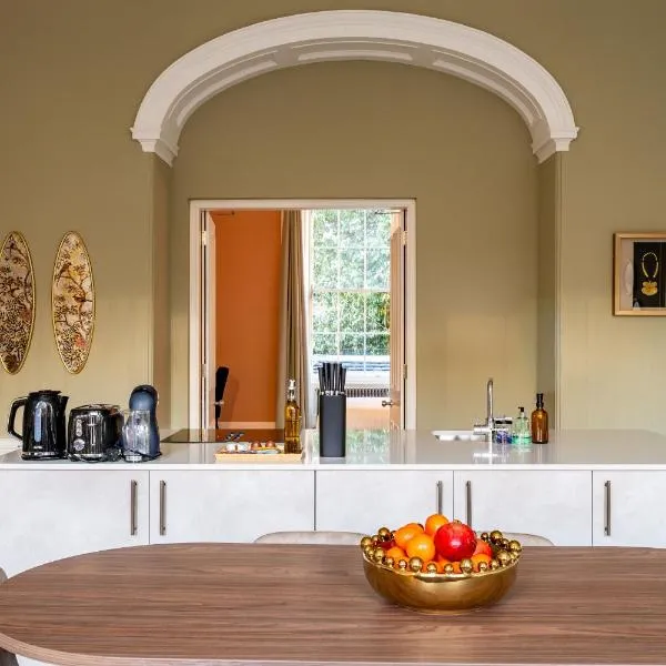 Dragon Suites Luxury Apartments at Rutland Square, hotelli kohteessa Edinburgh