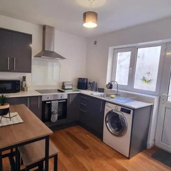 Plush Place, hotel a Swansea