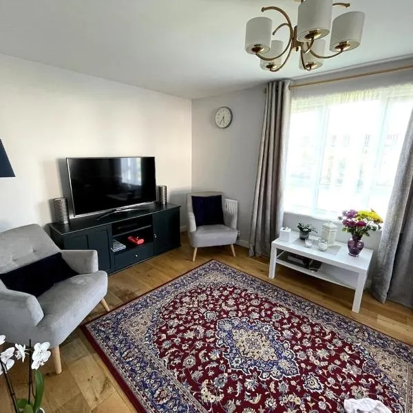 Entire 3 bedroom house in suburban area, hotel in Edinburgh