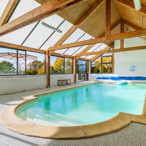 La Garencière - Gîtes, salle de jeux, piscine et animaux, hotel em Champfleur