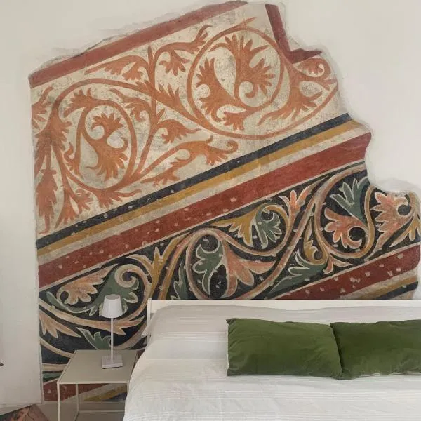 Bright frescoed attic in the city center, parking free! Brescia, hotel em Brescia