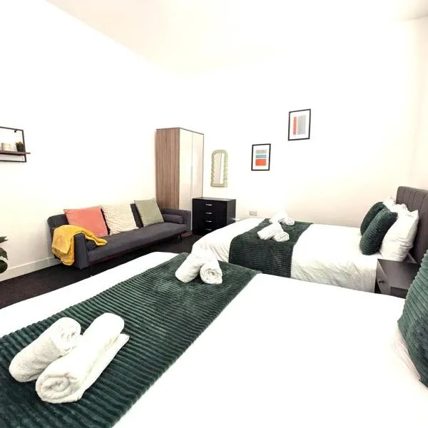 Spacious and Modern 2BR Apartment - Free Parking, hotel v Manchestri