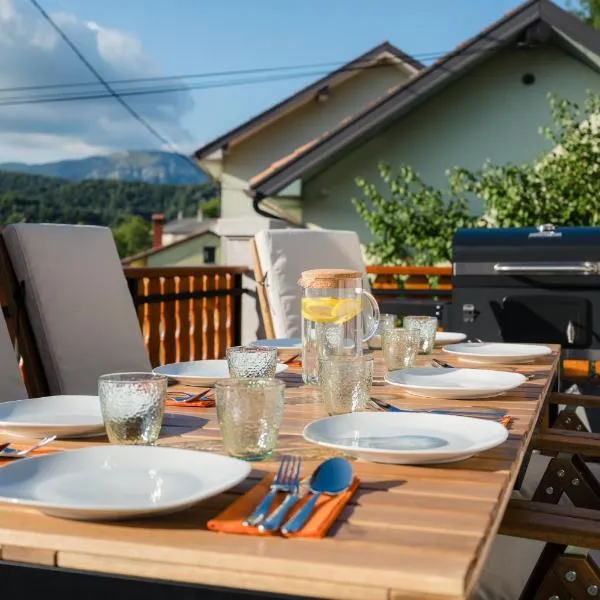 Spacious Apartment Senozece - with terrace & grill, hotel em Senožeče