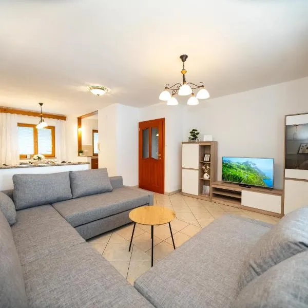 Spacious Apartment Senozece - with terrace & grill: Senožeče şehrinde bir otel