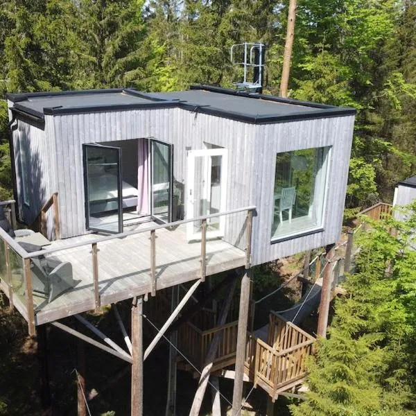 Treehouse Stay with Wood-Fired Hot Tub & Nature!, hotel in Strömmaköp