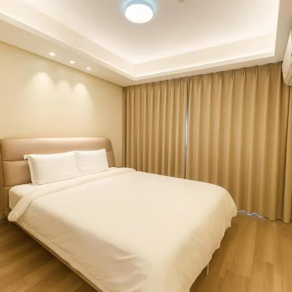 Manila City Center Executive Apartments near Ayala Mall and PITX, hotel em Manila