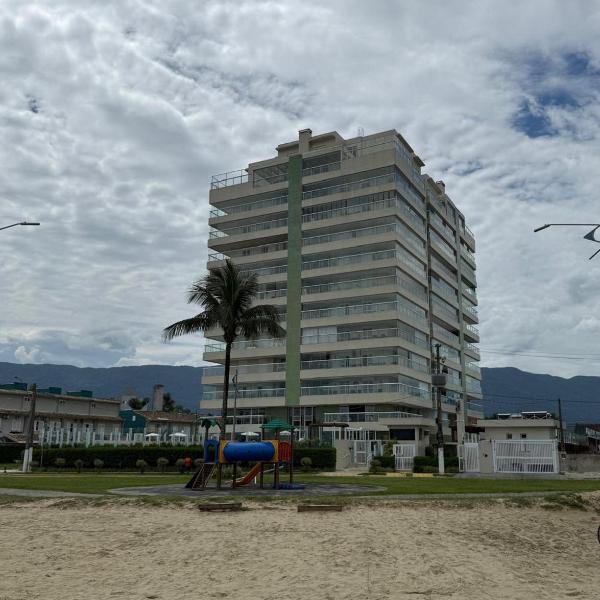 Apartamento vista para o mar, com piscina pé na areia