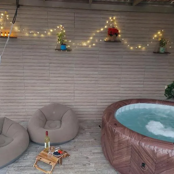 אצלנו בחצר - צימר למשפחות ולזוגות בדרום ים המלח, ξενοδοχείο σε Neʼot HaKikar