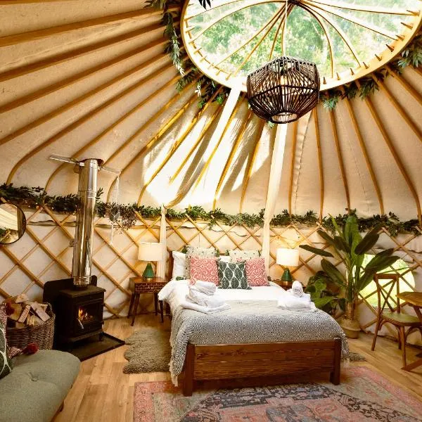 Hazel Tree Yurt - Eavestone Lake โรงแรมในGrantley