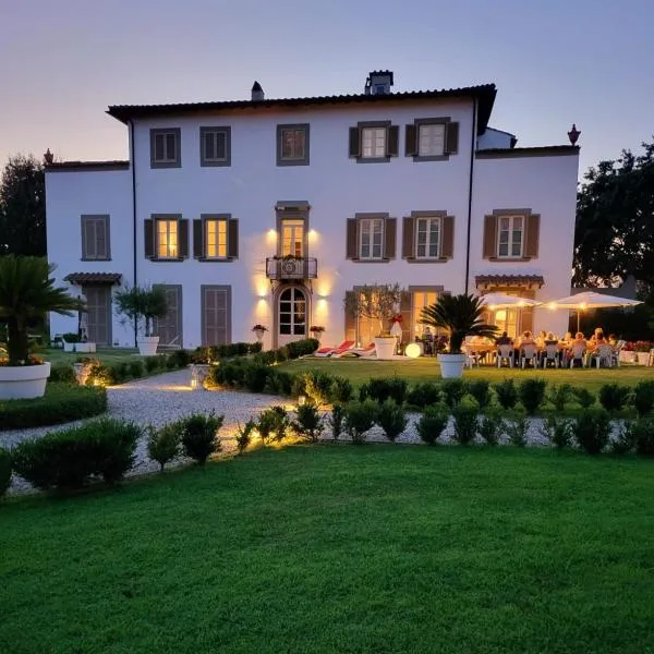 LA VILLA APARTMENTS - Convenient for Sardinia and Corsica - luxury 4 beds - Private Parking included with camera, hotel sa Livorno