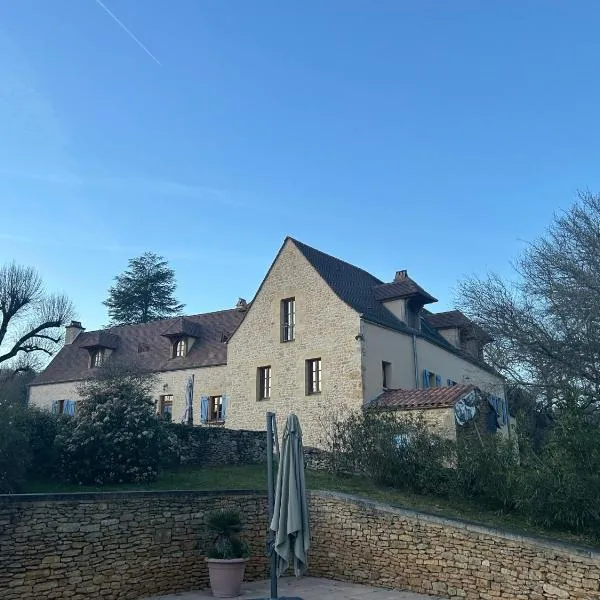 Charming 19th Century Farmhouse with Pool, hotel in Vitrac