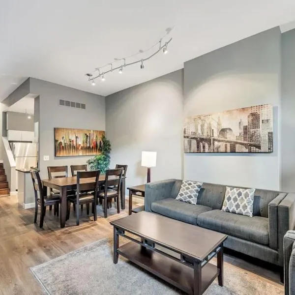 Settle into Soulard 6 beds 2 full baths, hotel di Saint Louis