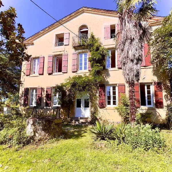 La Demeure des Fleurs: Caillavet şehrinde bir otel