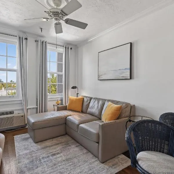 ORCHID SUITES - Historic Palm Beach Hotel Condominium, отель в Палм-Бич