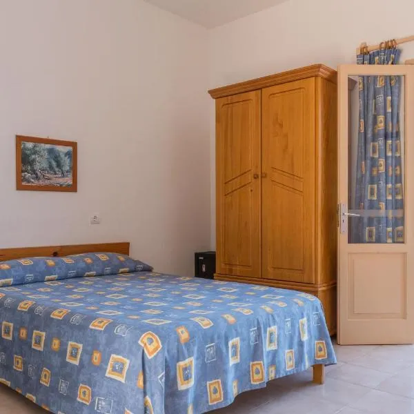 Hostal Mayans, hotel v destinaci Es Pujols