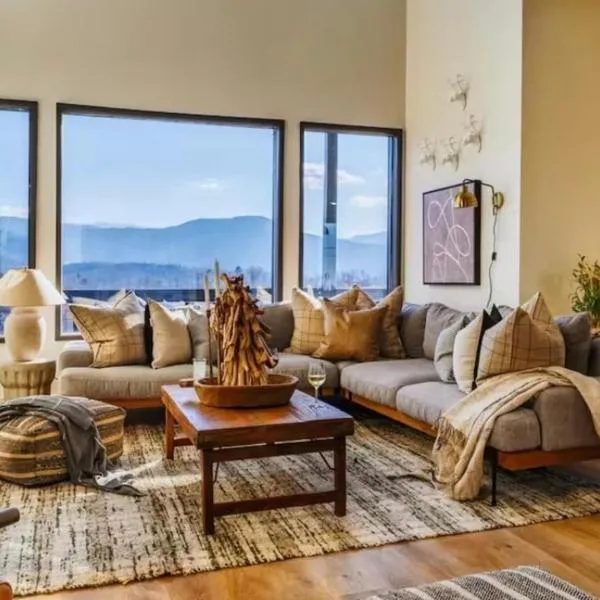Luxury Gatlinburg Cabin with indoor Pool, hotel u gradu 'Gatlinburg'